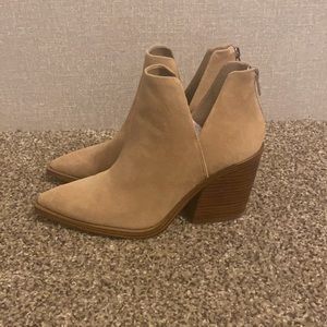 Vince Camuto Cream/Tan Gigiatta Bottie: 8.5